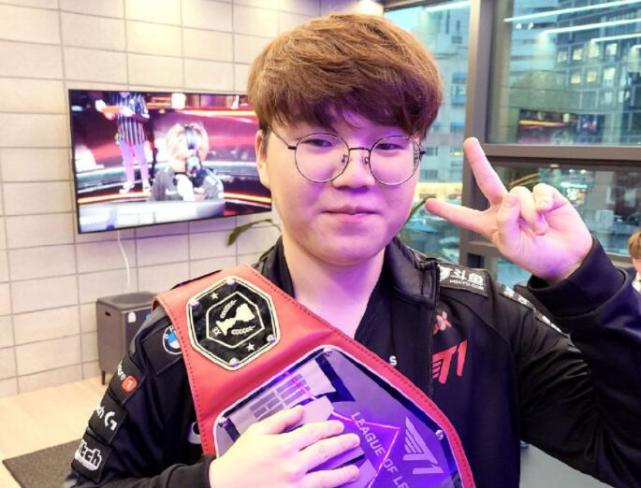 在接受采访 在接受采访